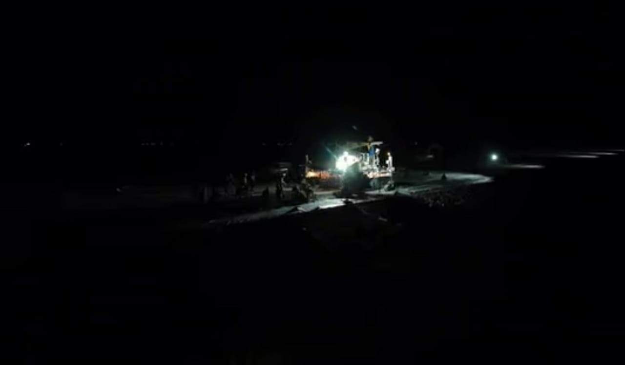 Pengerjaan proyek tol Probowangi di malam hari/ ig @pp_probowangi3