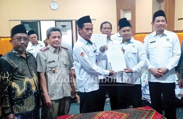 PERTEMUAN : Kepala BPN Situbondo, Fisko, S.Si, M.E,. Kepala Kemenag Situbondo, Dr. Muhammad Mudhofar, S.Ag. M.Si, menyaksikan langsung penandatanganan ikrar tanah wakaf di aula BPN Situbondo, kemarin