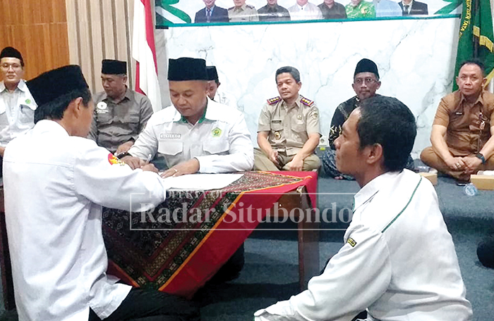 PERTEMUAN : Kepala BPN Situbondo, Fisko, S.Si, M.E,. Kepala Kemenag Situbondo, Dr. Muhammad Mudhofar, S.Ag. M.Si, menyaksikan langsung penandatanganan ikrar tanah wakaf di aula BPN Situbondo, kemarin