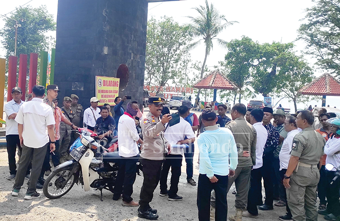 TURUN JALAN: Sejumlah Kariyawan Pasir putih manuntut keadilan untuk mengungkapkan aspirasinya, Kemarin (28/7).