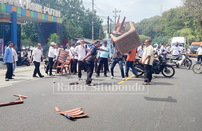 BANTING KURSI: Para Pekerja Karyawan di Wisata Bahari Pasir Putih Desa/Kecamatan Bungatan Melakukan Aksi Demo Turun Kejalan Hingga Mengakibatkan Jalan pantura Macet, Kemarin, (28/7).