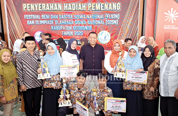 Bupati Situbondo, Yusuf Rio Wahyu Prayogo, didampingi Kadispendikbud Situbondo, Dr. Fathor Rakhman dan Kepala SMPN 3 Besuki Agus Sugianto berpose bersama usai penyerahan hadiah pemenang lomba