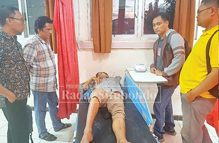 LAGI VISUM: Humaidi (terbaring) jurnalis jawa pos radar situbondo, dijenguk ketua IJTI, Heri Sampurno (kanan), ketua IWO, Zainullah (kiri) dan ketua PWI Situbondo, Edy Supriyono, di RSUD Situbondo.