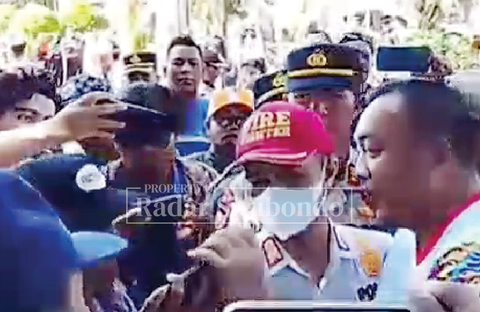 KISRUH: Bupati Situbondo, Yusuf Wahyu Rio Prayogo, nampak merebut ponsel jurnalis pada saat menemui masa aksi, di utara Alun-alun Kota Situbondo, kemarin (31/7).