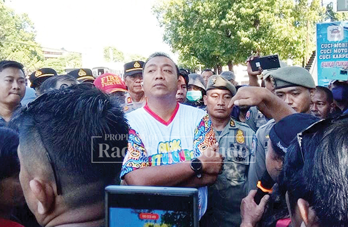 AKSI DAMAI: Peserta aksi berdiskusi dengan Bupati Situbondo, Yusuf Wahyu Rio Prayogo, di utara Alun-alun Kabupaten Situbondo, kemarin (31/7) sekitar pukul 10.00.