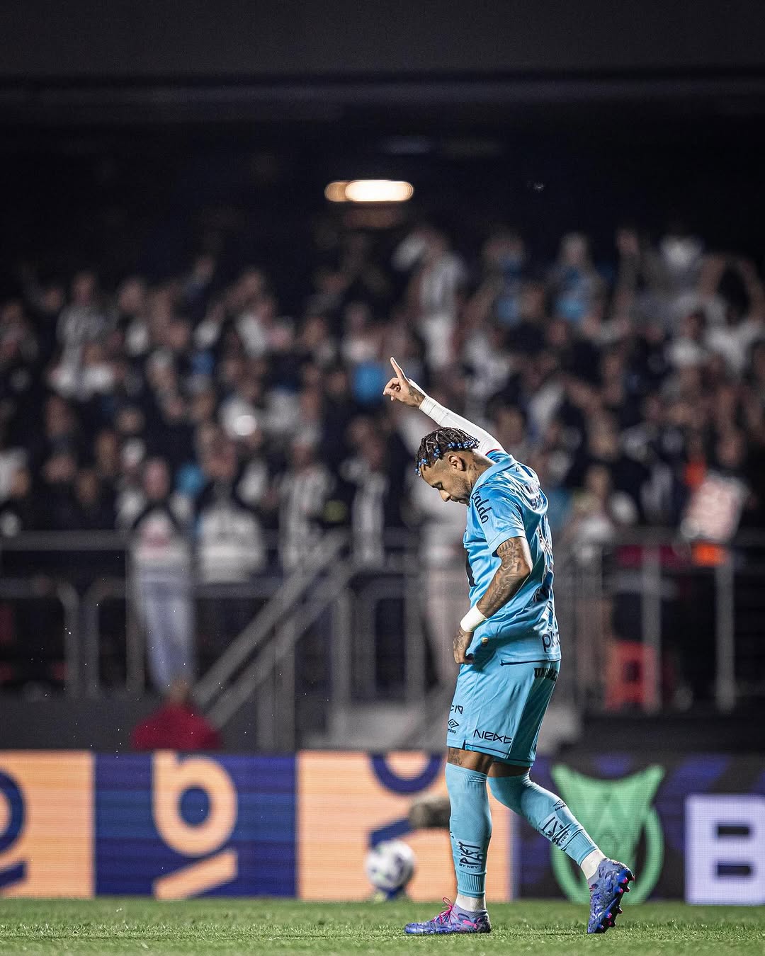 Selebrasi Neymar setelah berhasil mencetak gol ke gawang Juventude dalam laga Serie A Brasil pekan ke-18 (5/8).
