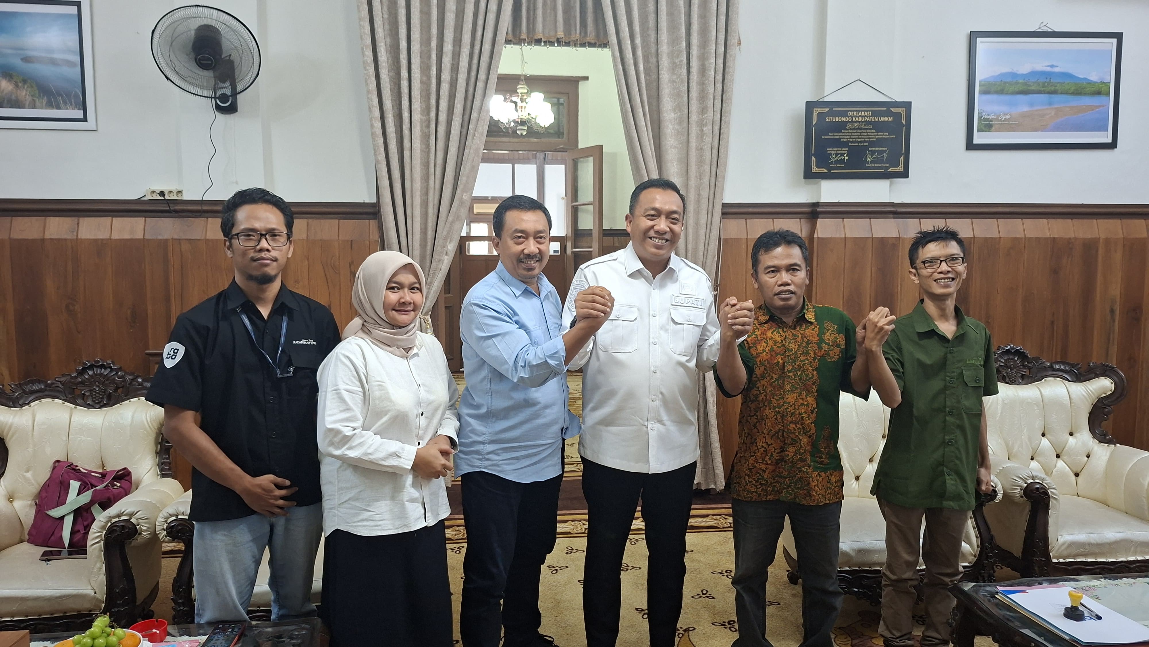 Bupati Situbondo, Yusuf Rio Wahyu Prayoga menerima silaturahmi manajemen Radar Situbondo di Pendopo setempat, Rabu (6/8/2025).
