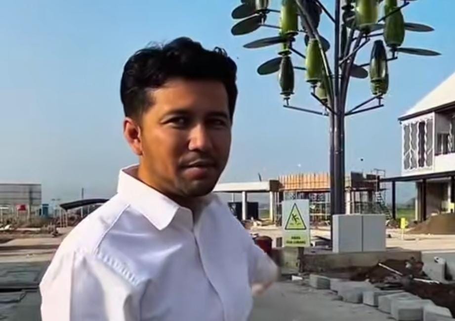 Emil Dardak saat di tol Probowangi/ Tiktok Emil Dardak