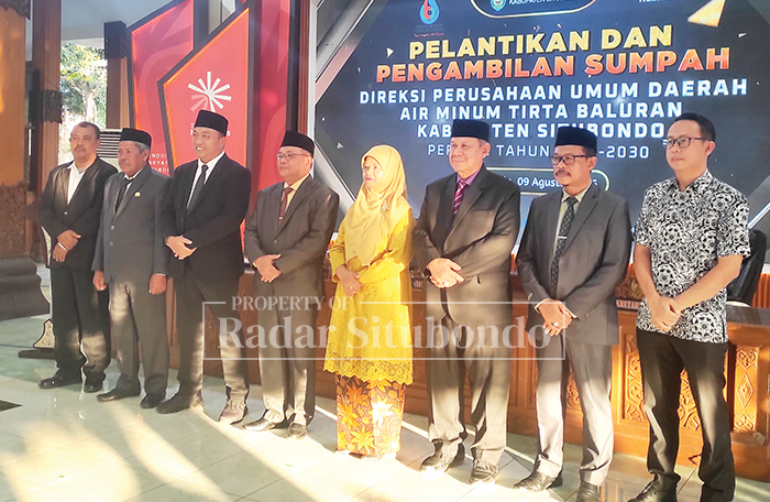 Bupati Situbondo Yusuf Rio Wahyu Prayogo foto bersama usai melantik As