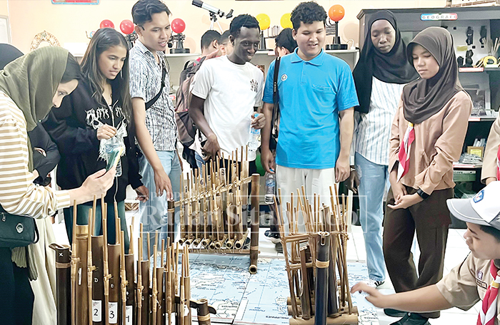 DISAMBUT HANGAT: Sejumlah mahasiswa luar negeri yang sedang menempuh studi di Universitas Negeri Malang berkunjung ke Musium IPS, belum lama ini.