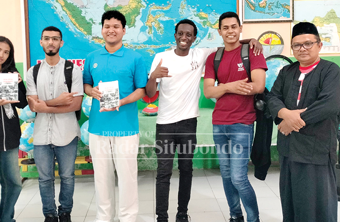 FOTO BERSAMA: Sejumlah mahasiswa luar negeri yang sedang menempuh studi di Universitas Negeri Malang berkunjung ke Musium IPS, belum lama ini.