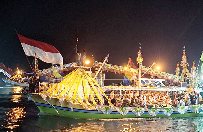 Kegiatan keagamaan Burdah Keliling Tengah Laut di Desa Sumberanyar, Kecamatan Banyuputih, pada Sabtu malam (9/8) berlangsung meriah dengan kehadiran ulama karismatik KH Azaim Ibrahimy.