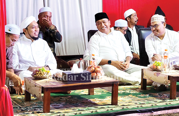 BERBINCANG-BINCANG:  KHR Azaim Ibrahimy bersama Bupati Yusuf Rio Prayogo dan Pimpinan DPRD Abdurahman dalam acara Burdah Keliling Tengah Laut di Sumberanyar, Banyuputih, Sabtu malam (9/8).