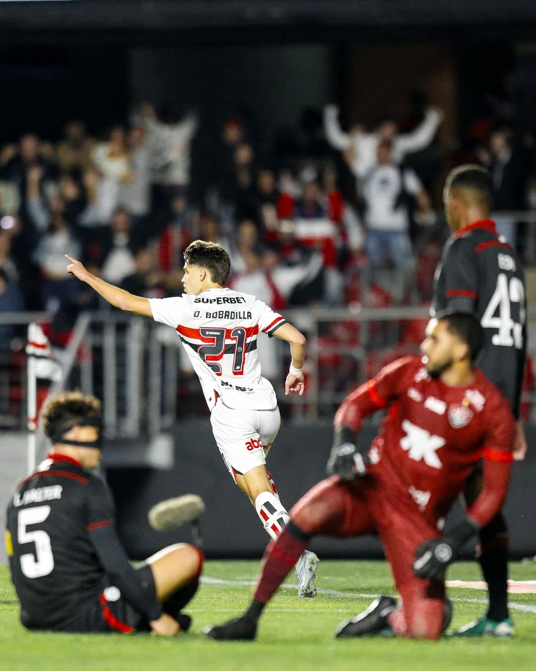Selebrasi pemain Sao Paulo setelah berhasil mencetak gol ke gawang Vitoria di pekan 19 Serie A Brasil 2025.