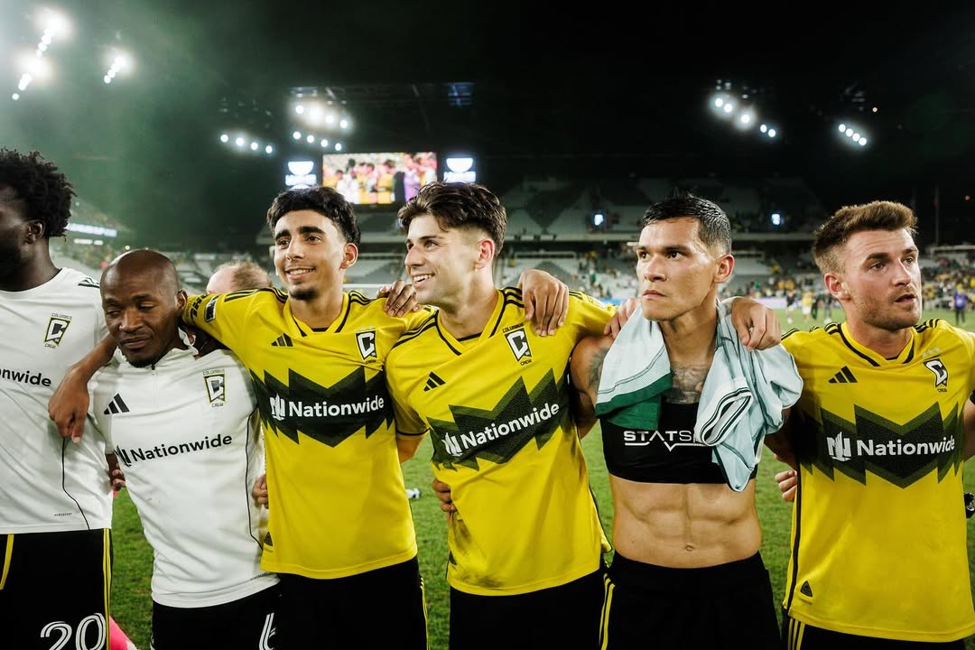 Pemain Columbus Crew saling rangkul setelah pertandingan melawan Leon.