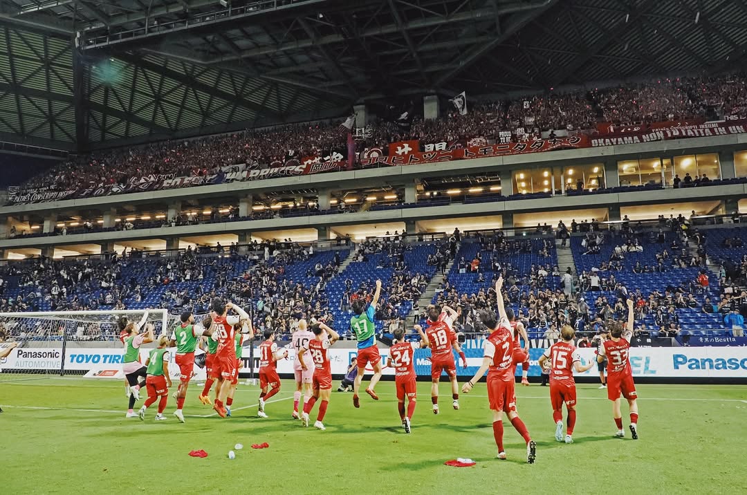 Selebrasi pemain Fagiano Okayama setelah berhasil menang atas Gamba Osaka di J1 League pekan-25 (10/8).