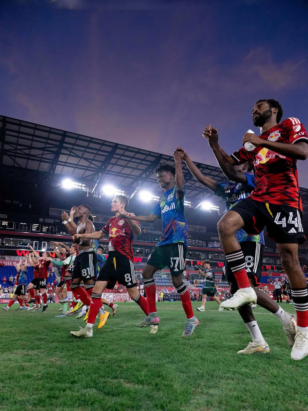 Selebrasi pemain New York RB setelah menang dramatis atas Real Salt Lake di MLS 2025 (11/8).