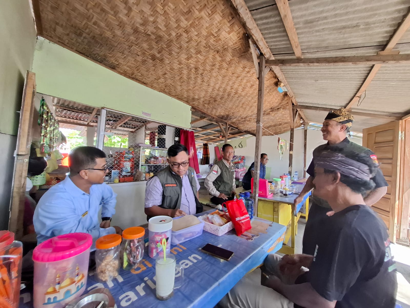 Panitia sedang berkoordinasi di sebuah  warung di wisata Grand Watudodol saat survei lokasi beberapa waktu lalu.