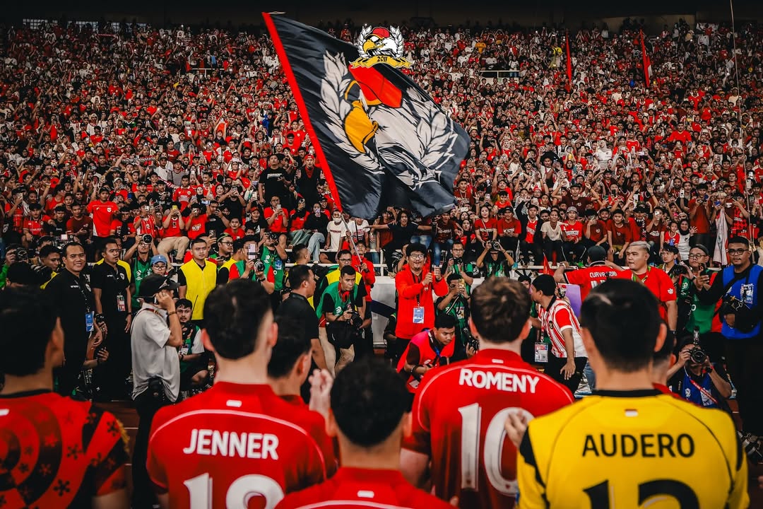 Tribun Utara penuh dengan bendera merah putih sejak pemanasan kedua keseblasan.