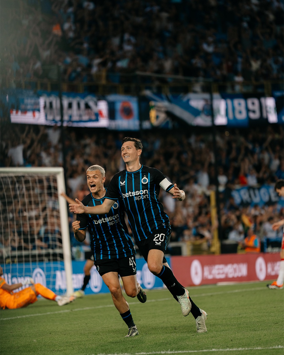 Selebrasi pemain Club Brugge setelah mencetak gol ke gawang RB Salzburg di leg 2 Kualifikasi UCL 25/26.