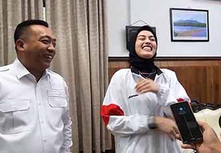 Bupati Mas Rio bersama bintang Voli Timnas Asal Situbondo, Afifah Syahes.