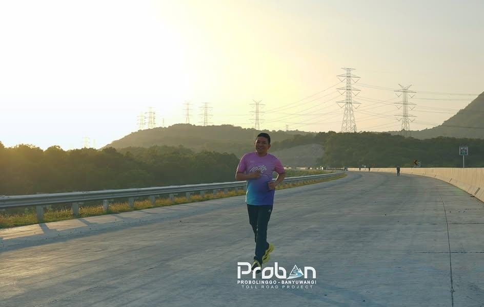 Pekerja saat jogging di tol Probowangi/ ig @pp_probowangi3