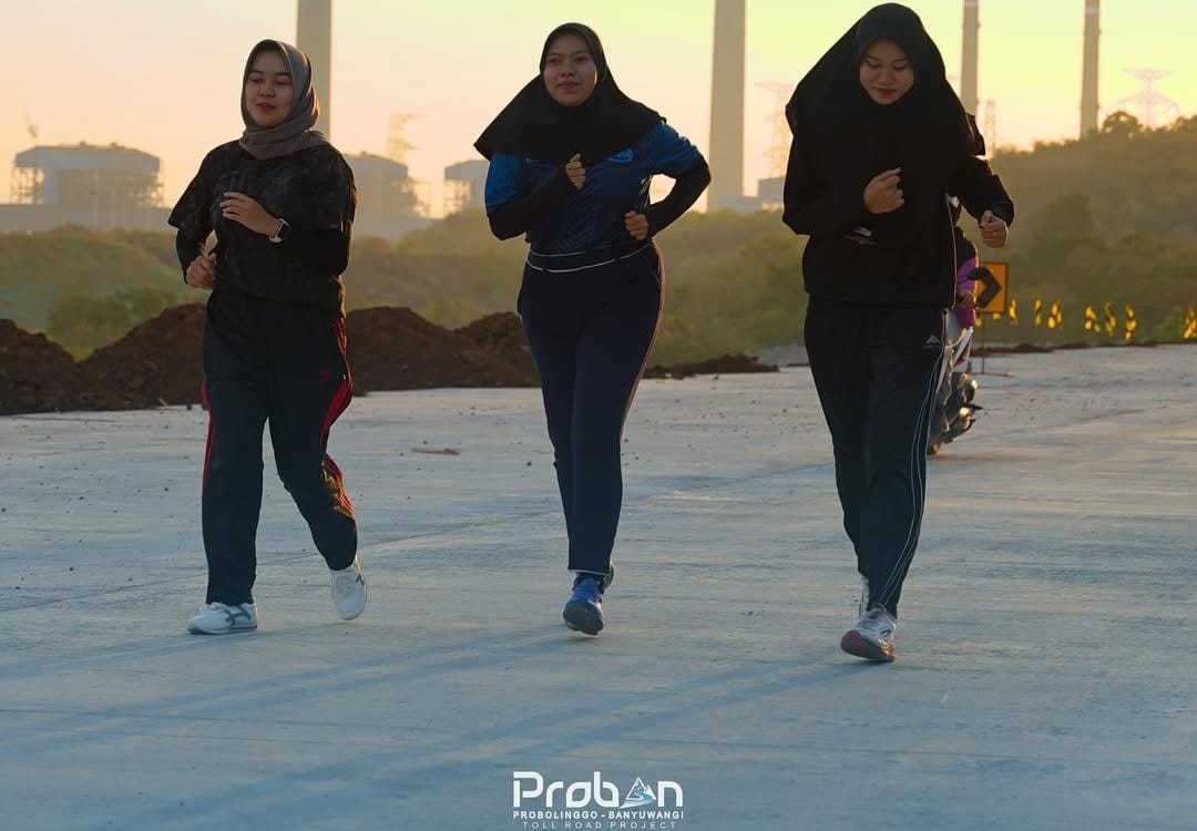 Pekerja perempuan saat jogging di tol Probowangi/ ig @pp_probowangi3