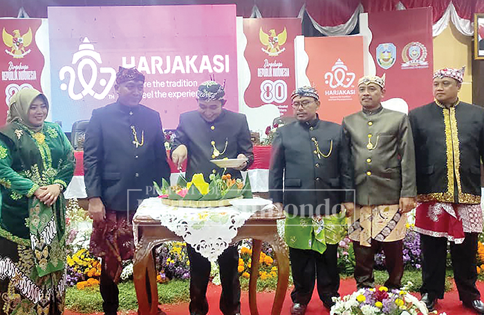 POTONG TUMPENG: Ketua Dewan Perwakilan Rakyat Daerah DPRD Situbondo Mahbub Djunaidi dan Bupati Situbondo Yusuf Rio Wahyu Prayogo dan wakil Bupati Ulfiyah dalam Paripurna Harjakasi di aula DPRD