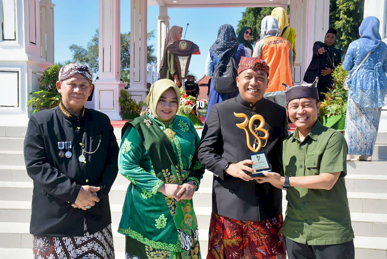 Mas Rio menerima penghargaan Tokoh Pendorong UMKM dari Direktur Jawa Pos Radar Banyuwangi Samsudin Adlaqi. Kini, Situbondo resmi jadi kabupaten UMKM.