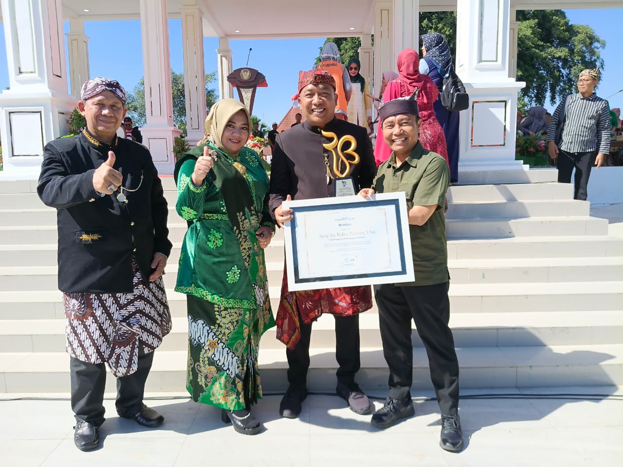 Bupati Mas Rio menerima penghargaan sebagai Tokoh Pendorong UMKM Situbondo dari Direktur Jawa Pos Radar Banyuwangi Samsudin Adlawi.