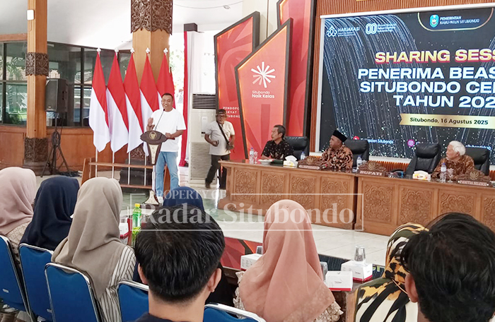 Bupati Situbondo Yusuf Rio Wahyu Prayogo menyampaikan arahan bagi penerima Beasiswa Situbondo Cerdas di Pendapa Rakyat Situbondo, Sabtu (16/08).