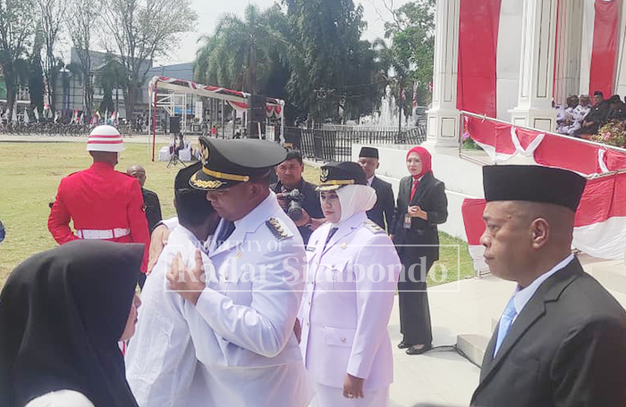 Bupati Situbondo Yusuf Rio Wahyu Prayogo bersama Karutan Situbondo, Suwon bersalaman usai menyerahkan SK remisi kepada perwakilan WBP, Minggu (17/08) lalu.di Alun-alun Situbondo pasca Upacara.