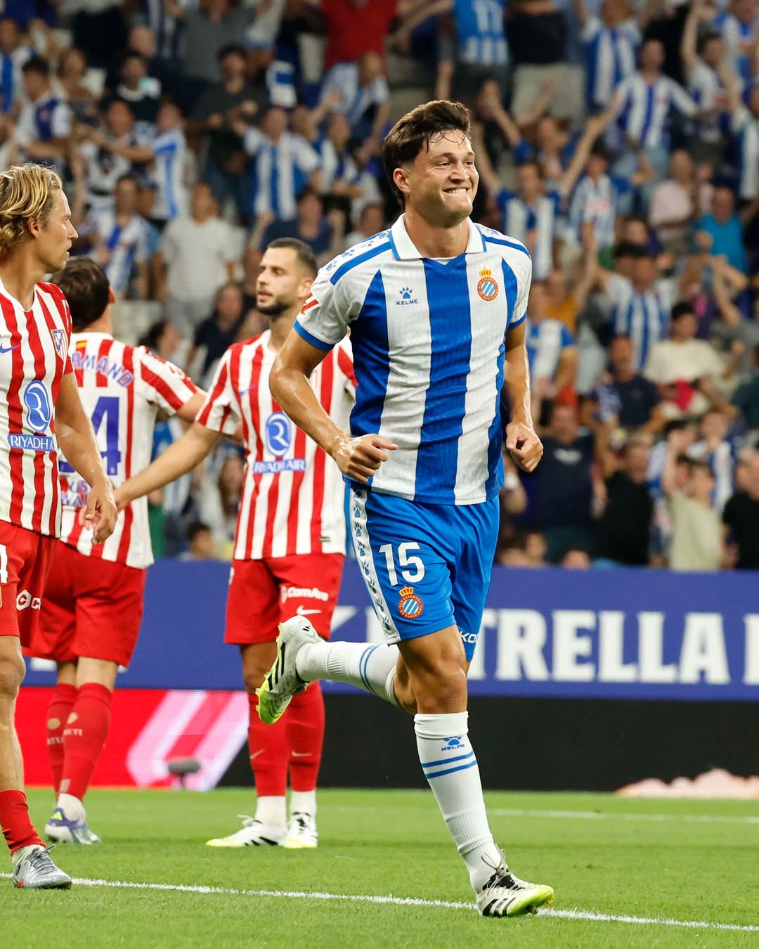Selebrasi Miguel Rubio setelah berhasil membawa Espanyol menang dramatis atas Atletico Madrid.