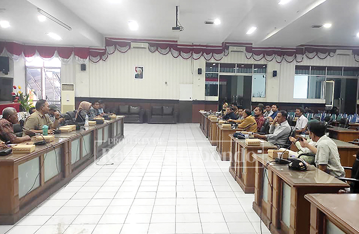 HEARING: Rapat Dengar pendapat (RDP) Komisi II DPRD Situbondo bersama APTR dan Pabrik Gula se Kabupaten Situbondo terkait persoalan tidak lakunya gula petani tebu rakyat.