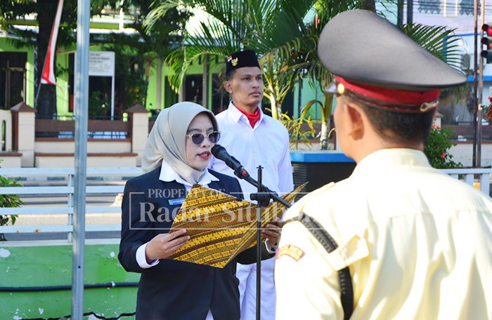 RAYAKAN KEMERDEKAAN: Karyawan IHC RS Elizabeth Situbondo menggelar upacara di halaman RS Elizabeth Situbondo, Minggu lalu (17/8).