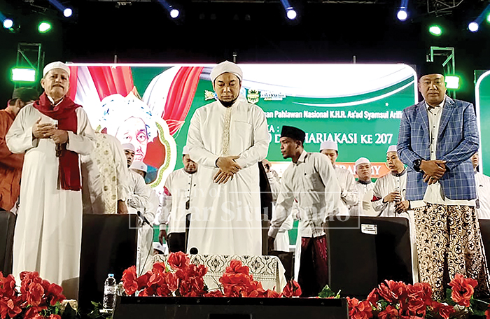 ACARA RELIGI: KHR. Azaim Ibrahimi Pengasuh Pesantren Sukorejo&nbsp; bersama Bupati Situbondo, Yusuf Rio Wahyu Prayogo dalam Pengajian di Alun-alun Situbondo, Selasa malam (18/8).