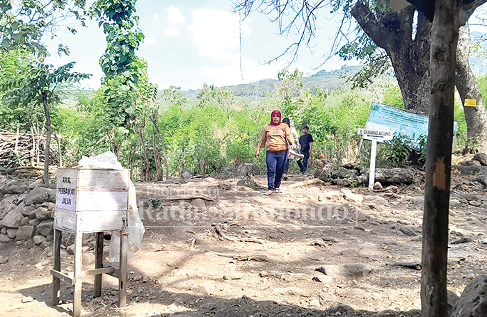 CARI BERKAH: Sejumlah pengunjung turun dari makam Raden Condro Kusumo, Desa Klatakan, Kecamatan Kendit, pekan lalu (13/8).