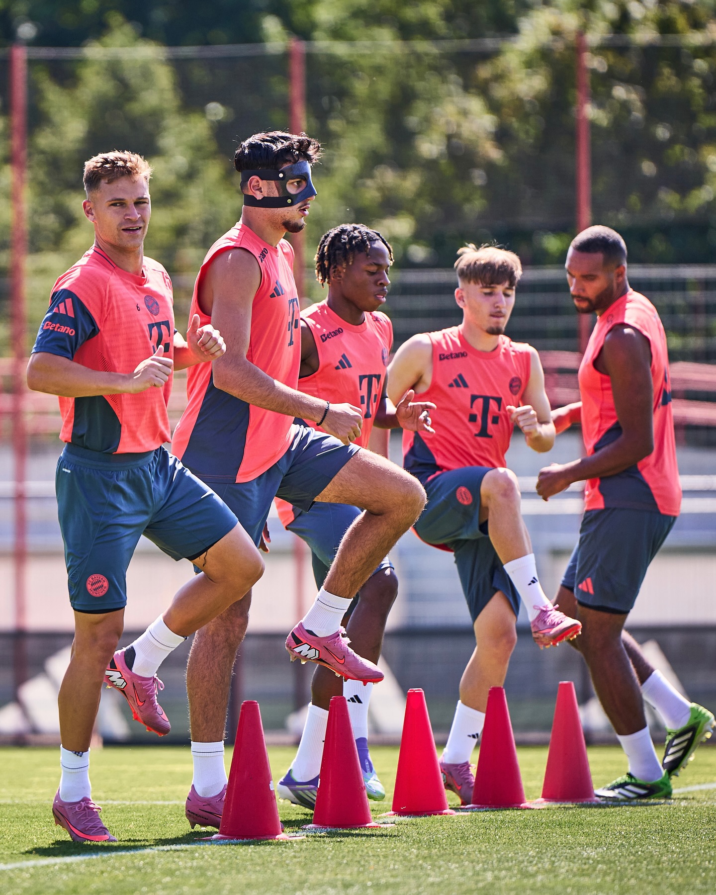 Sesi latihan Bayern Munich jalang laga perdana Bundesliga 2025-2026.