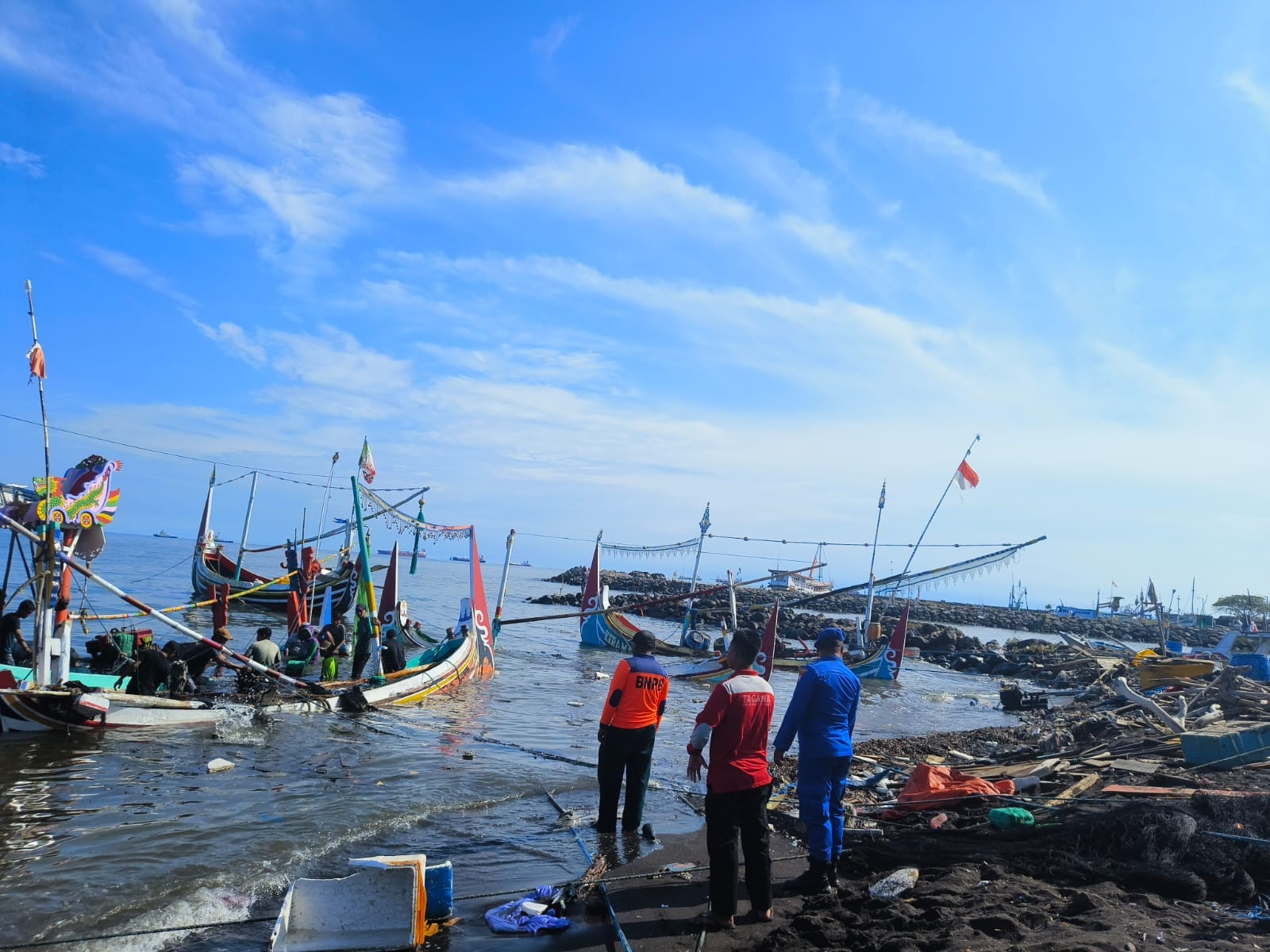 Perahu rusak dihantam gelombang tinggi/ doc Khoirul Rizal