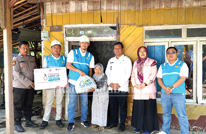 PLN PEDULI : Manager PT. PLN (Persero) UP3 Situbondo, Eka Panji Saptaprasetya bersama Forkopimca Bungatan menyalakan listrik di rumah salah satu penerima manfaat, Sulastari.