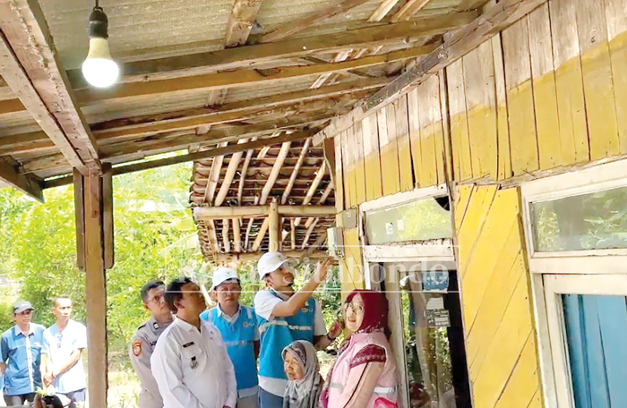 BERBAGI : Manager PT. PLN (Persero) UP3 Situbondo, Eka Panji Saptaprasetya  menyerahkan bantuan listrik gratis dan paket sembako kepada Sulastari, warga KP. Kembangsambi Rt. 07/04 Desa Pasirputih.