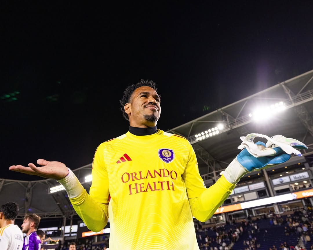Selebrasi Pedro Gallese setelah berhasil menyelamatkan Orlando dari kekelahan atas Toluca di perempat final Leagues Cup 2025.