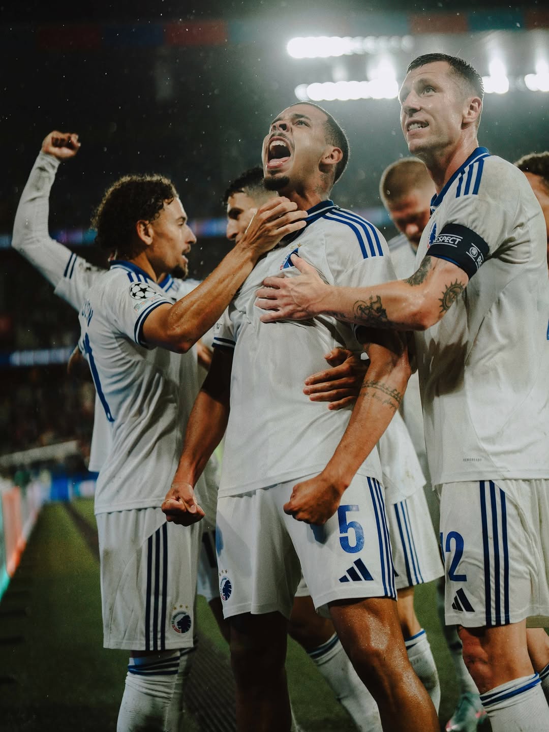 Selebrasi Gabriel Pereira setelah berhasil menyamakan kedudukan saat melawan Basel di leg pertama play off Champions League UEFA.