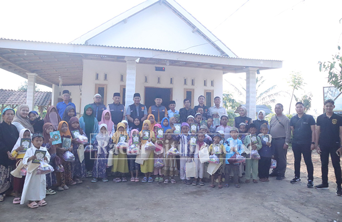 POLRI PEDULI: Kasatreskrim Polres Situbondo membagikan Alquran di Musala Nurul Huda, di Dusun Cangkring, Desa Curahtatal, Kecamatan Arjasa, kemarin (22/8).