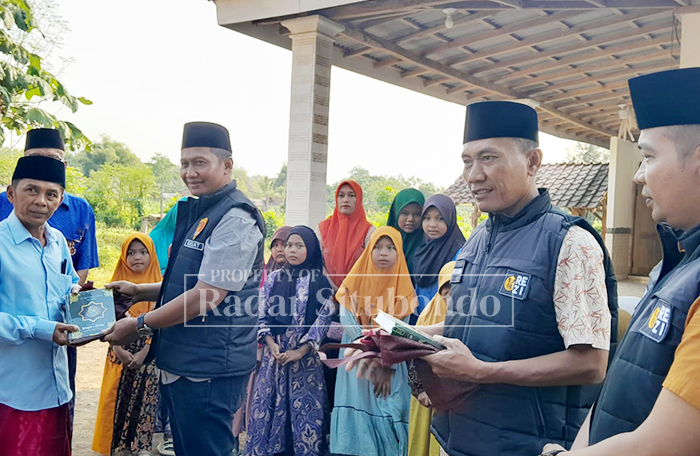 POLRI PEDULI: Kasatreskrim Polres Situbondo membagikan Alquran di Musala Nurul Huda, di Dusun Cangkring, Desa Curahtatal, Kecamatan Arjasa, kemarin (22/8).