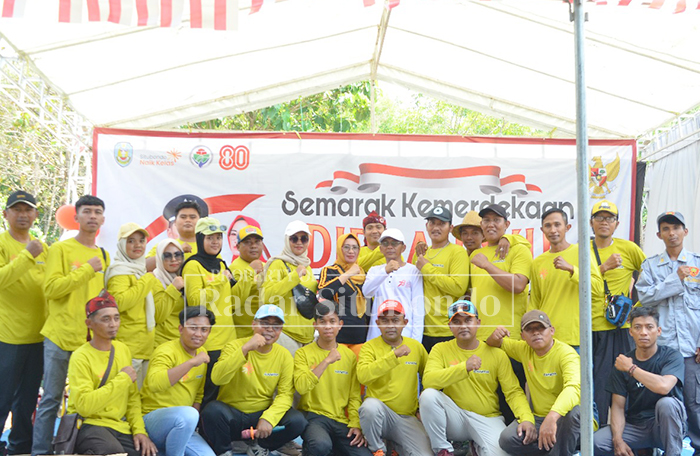 MERIAH: Jajaran perangkat Desa Curahtatal, Kecamatan Arjasa dan panitia HUT RI 80 Tahun mengabadikan momen di atas pentas paska acara jalan-jalan santai, kemarin (24/8).
