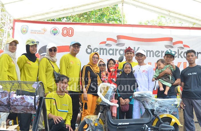 MERIAH: Jajaran perangkat Desa Curahtatal, Kecamatan Arjasa dan panitia HUT RI 80 Tahun mengabadikan momen di atas pentas paska acara jalan-jalan santai, kemarin (24/8).