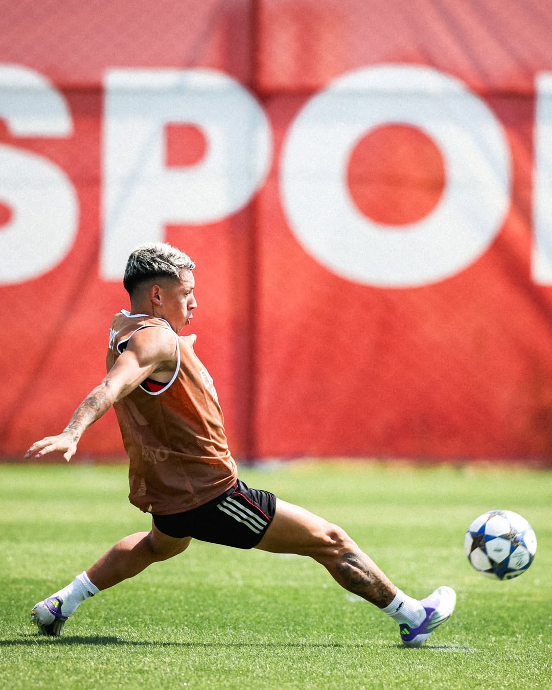 Sesi latihan Benfica jelang laga menghadapi Fenerbahce di play-off leg kedua Liga Champions 2025-26.