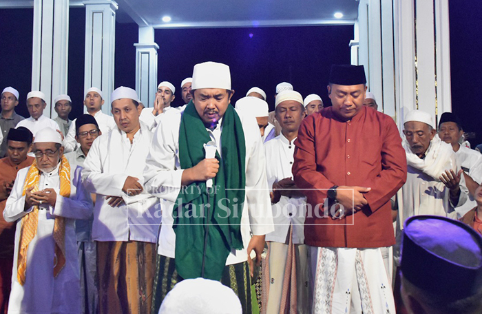 ACARA RELIGI: KHR Moh Kholil As&rsquo;ad Syamsul Arifin bersama Bupati Situbondo Yusuf Rio Wahyu Prayogo dalam acara pengajian Ancak Agung, Senin malam (25/8).