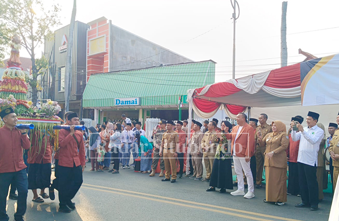 BERSEMANGAT: Bupati Situbondo, Mas Rio dan istri melepas pawai Ancak Agung di jalan PB Sudirman, Senin sore (25/08).